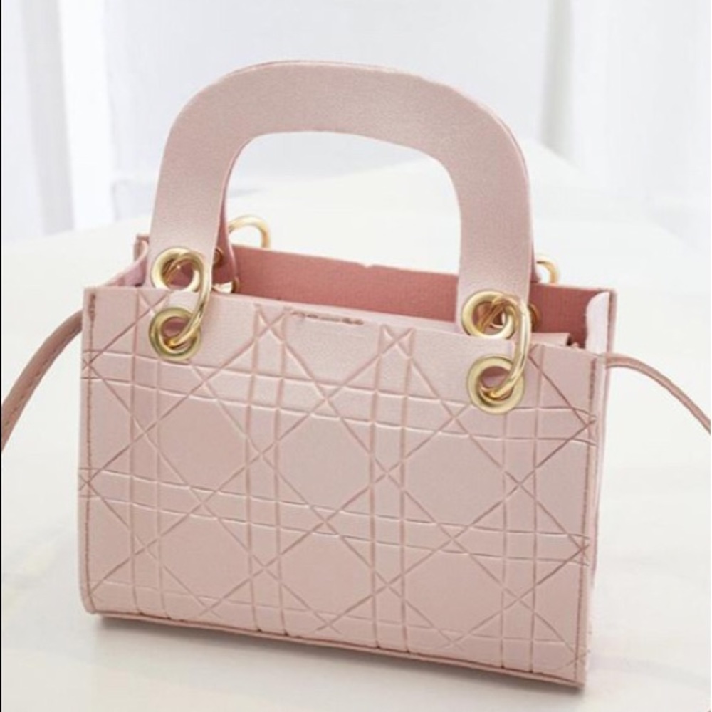 Handbags - Picture 6 of 8